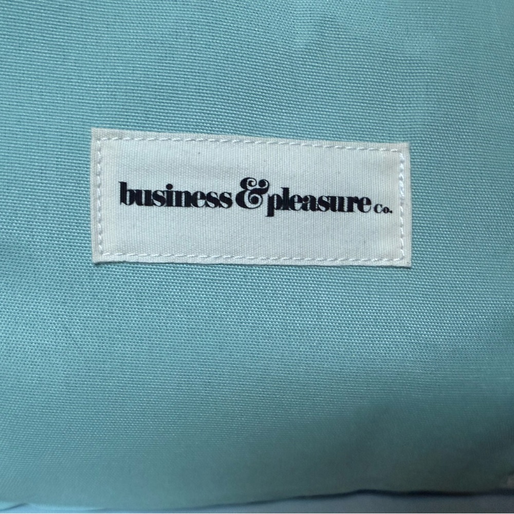Business & Pleasure Co. THE HOLIDAY COOLER TOTE BAG - RIVIE GREEN - Picture 7 of 11